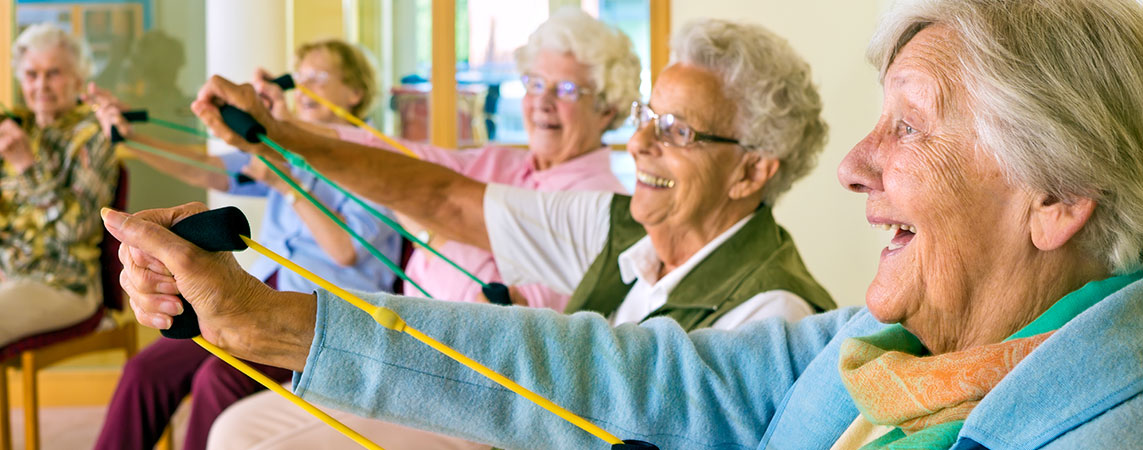 Seniorinnen machen Sport mit Gummibändern